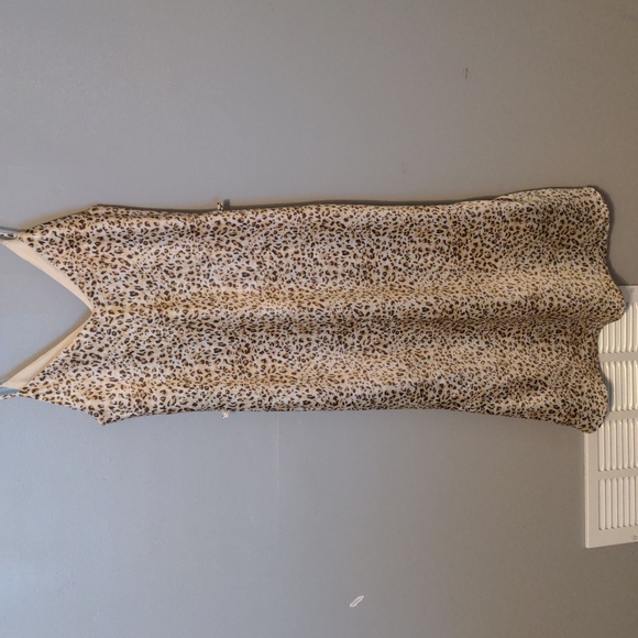 Papillon Blanc Dresses & Skirts - 💥5/$25💥 Papillon Midi Animal Print Dress